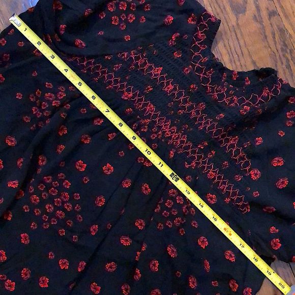 FREE PEOPLE Black Boho Tunic w Smocked Detail and Red Floral Pattern Sz Small - Picture 12 of 15